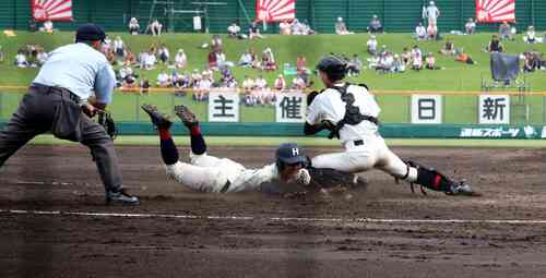 札幌日大対北照 5回2死一塁、5番掛谷の右翼線適時二塁打で勝ち越しの生還を果たす北照2番三浦(中央)。捕手佐藤宏(撮影・永野高輔)
