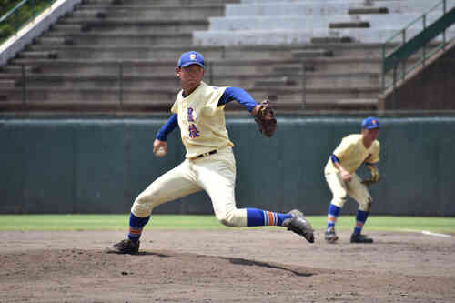 星稜対小松大谷 6回から登板し、4イニング無失点と好投した星稜・奥川(撮影・古財稜明)