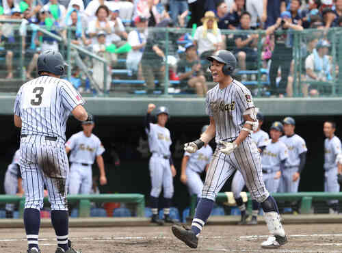 3回表東海大熊本星翔無死一、二塁、竹下は左越えに逆転となる3点本塁打を放ち歓喜の表情(撮影・梅根麻紀)