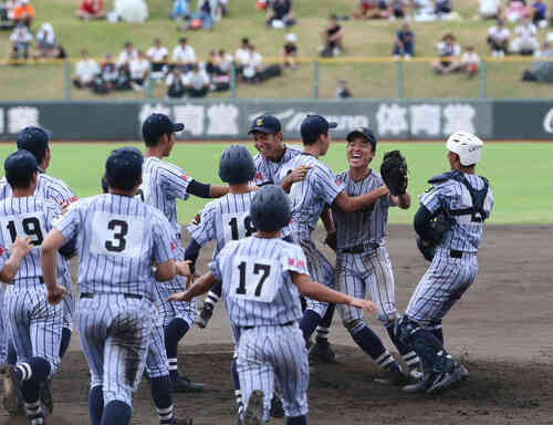 35年ぶりに甲子園出場を果たした東海大熊本星翔ナインは歓喜の表情を見せる(撮影・梅根麻紀)