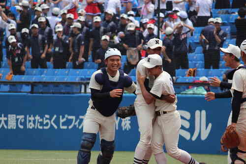 勝利の瞬間、笑顔で仲間に駆け寄る日大三・小沢優翔(撮影・久保賢吾)
