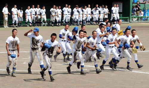 12年連続15度目の優勝を喜ぶ聖光学院ナイン