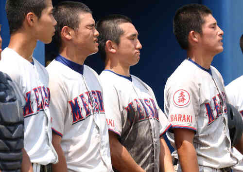 土浦日大に敗れ、悔しそうな表情で校歌を聞く明秀学園日立の左から池田外野手、細川投手、芳賀内野手、増田内野手