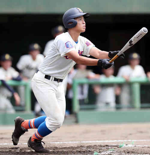 花咲徳栄対滑川総合 2回表花咲徳栄1死満塁、右越え満塁本塁打を放つ新井(撮影・垰建太)