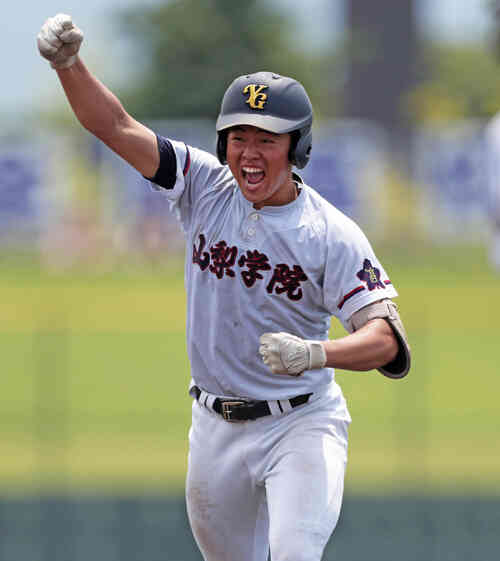 山梨学院対帝京三 2回表無死満塁、先制となる右前2点適時打を放ち、喜びを爆発させる山梨学院・相沢利俊(撮影・伊作将希)