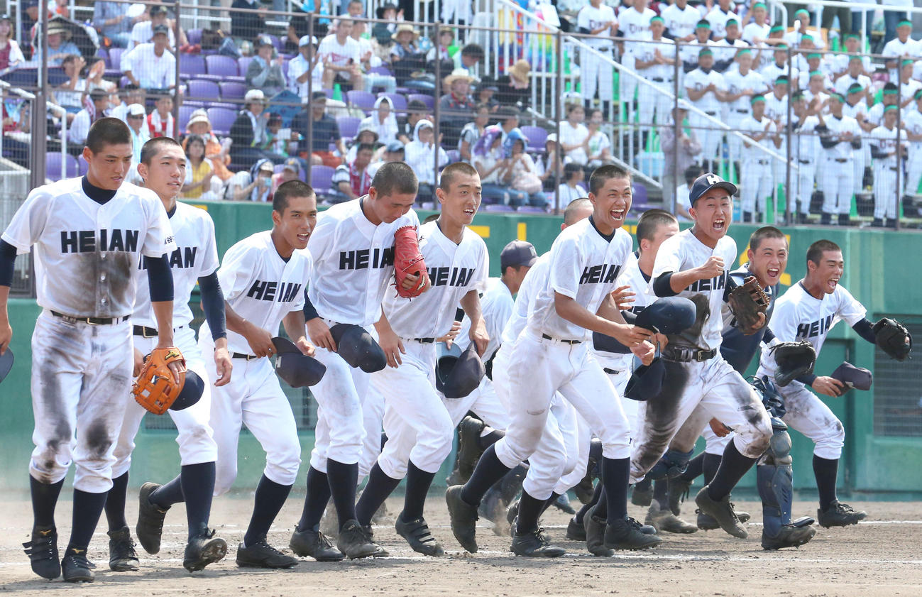 龍谷大平安対乙訓　乙訓を破り喜ぶ龍谷大平安ナイン（撮影・上山淳一）
