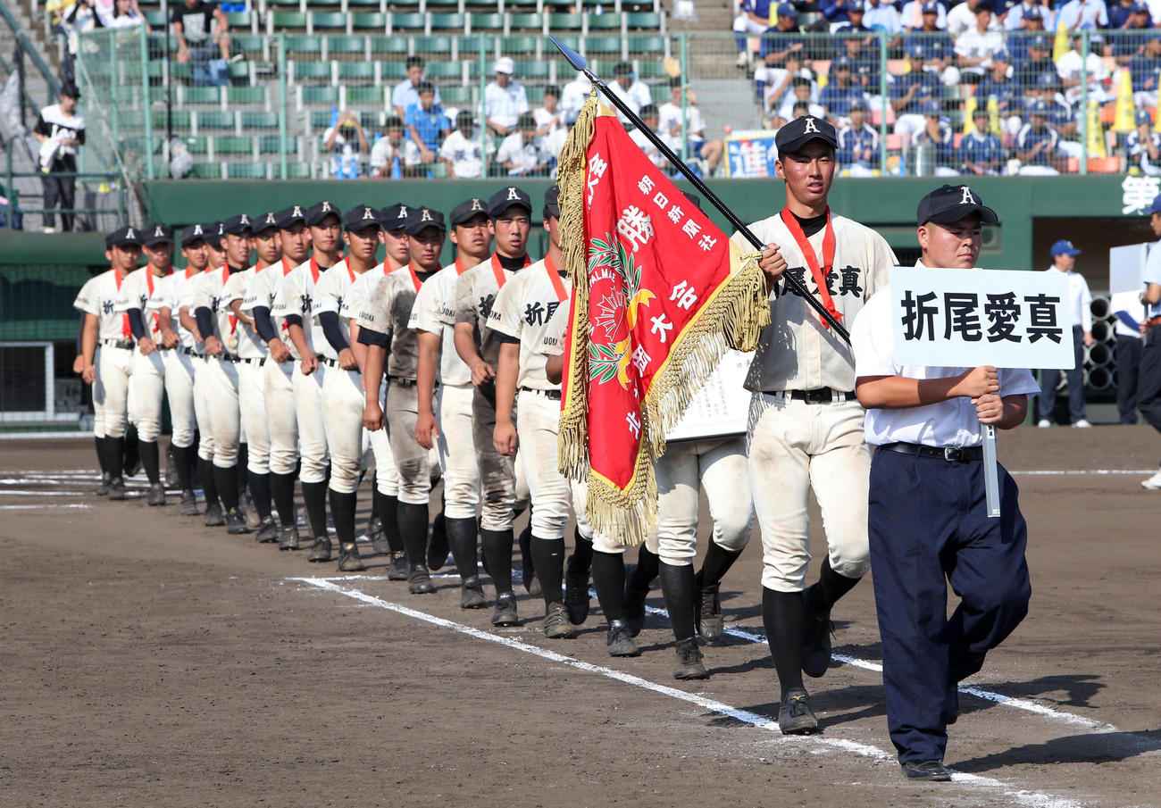 行進する折尾愛真高校・松井義弥（先頭）（撮影・栗木一考）