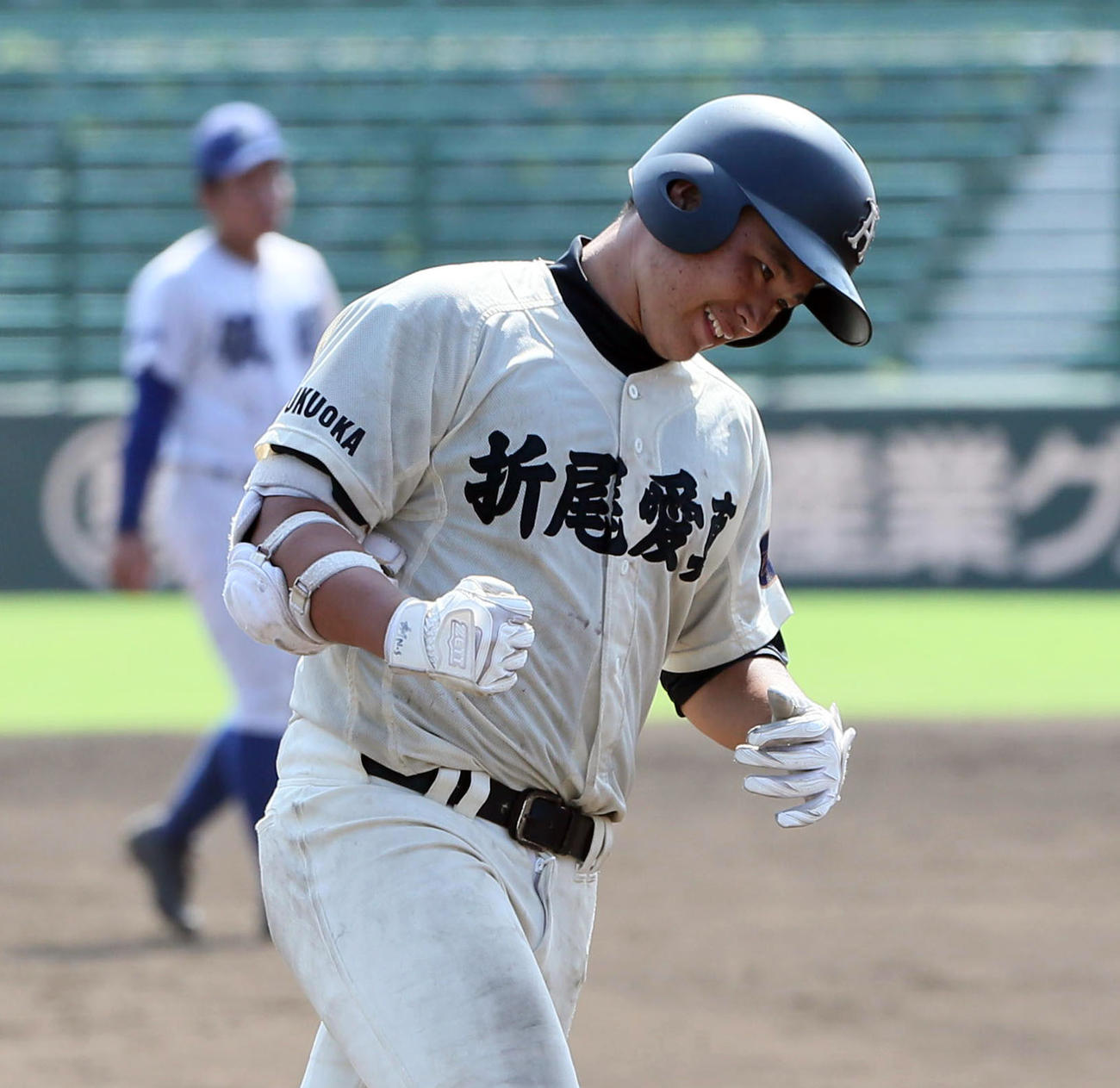 ６回裏折尾愛真１死一塁、長野匠馬は中越えに２点本塁打を放つ（撮影・栗木一考）
