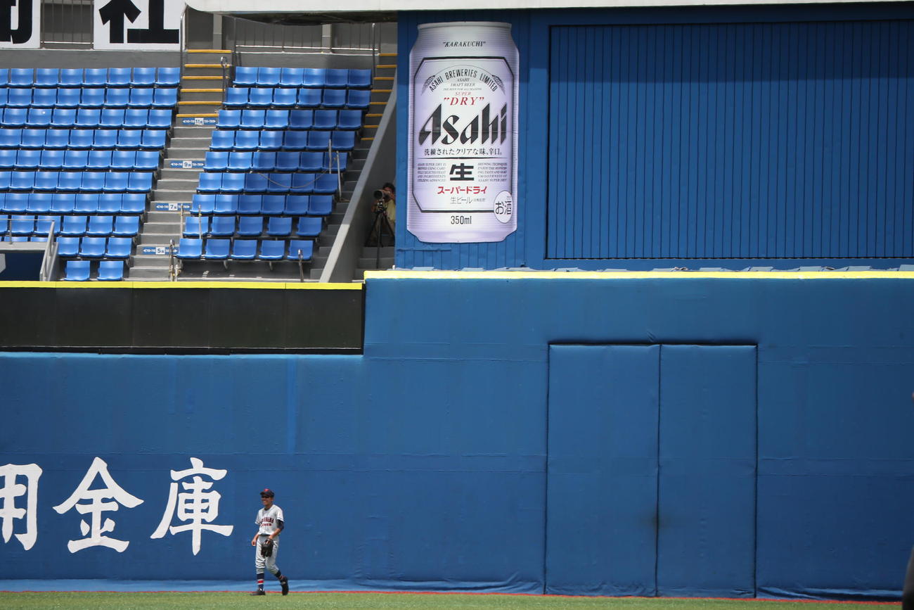 横浜対立花学園　３回表横浜１死二塁、万波中正がバックスクリーンに当たる特大本塁打（撮影・大友良行）