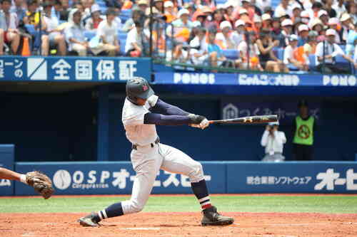 横浜対立花学園　３回表横浜１死二塁、              万波中正がバックスクリーンに２点本塁打を放つ（撮影・大友良行）