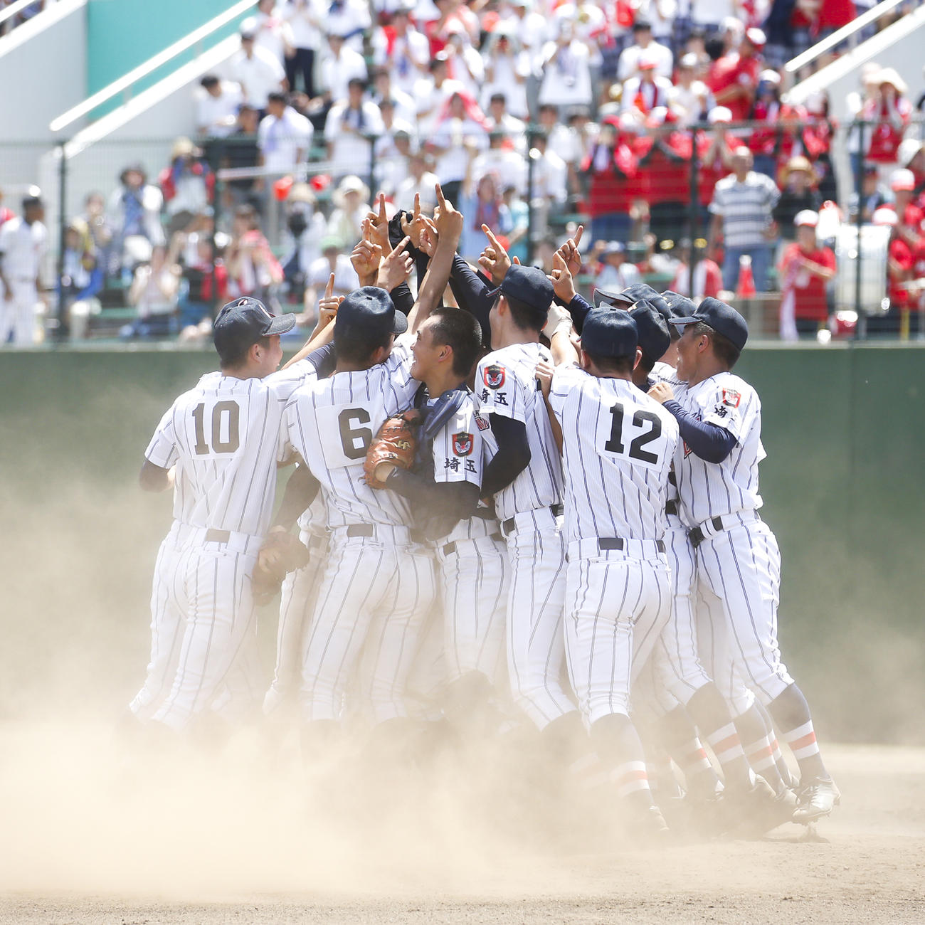 ５年ぶり１３度目の甲子園出場を決め歓喜の輪を作る浦和学院ナイン（撮影・河田真司）