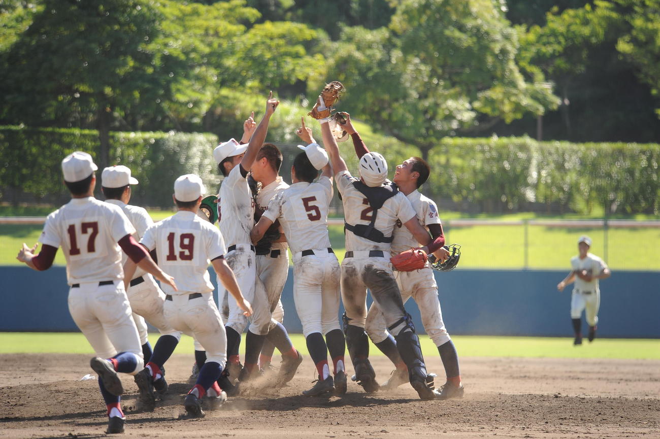 ２年ぶり９度目の夏甲子園出場を決めた日南学園ナインが歓喜の輪をつくる（撮影・浦田由紀夫）
