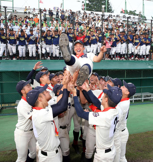 決勝でサイクルヒットを達成し、胴上げされる北照・岡崎(撮影・佐藤翔太)