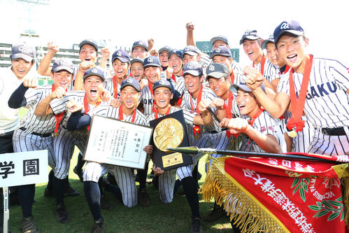 沖学園対九産大九州 優勝した沖学園ナインは歓喜の表情でガッツポーズ(撮影・梅根麻紀)