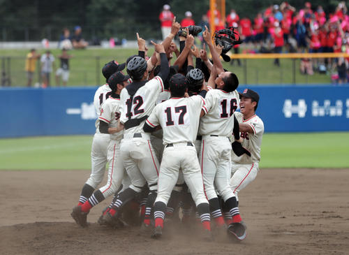 土浦日大対常総学院 優勝を決め、人さし指を突き上げて喜びを爆発させる土浦日大ナイン(撮影・伊作将希)