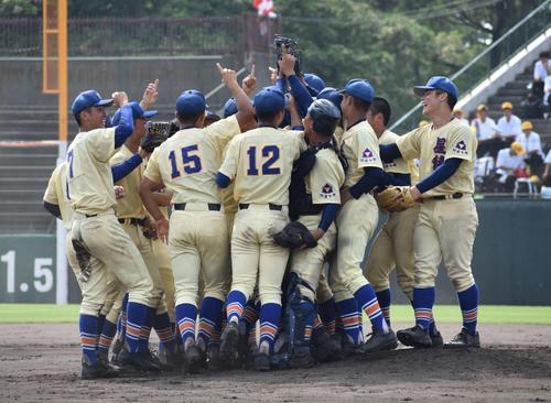 金沢学院対星稜 優勝を決めて喜ぶ星稜ナイン(撮影・古財稜明)