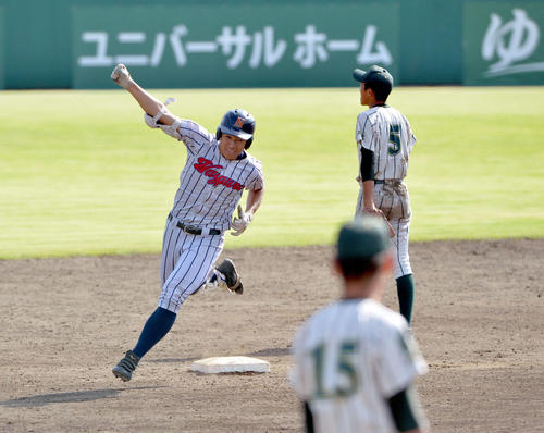 決勝戦 11回裏羽黒無死、サヨナラ本塁打を放ちガッツポーズでベースを回る竹内(撮影・鈴木豊)