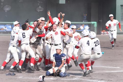 市和歌山対智弁和歌山 サヨナラ勝ちで優勝が決まり歓喜の輪を作る智弁和歌山ナイン(撮影・白石智彦)