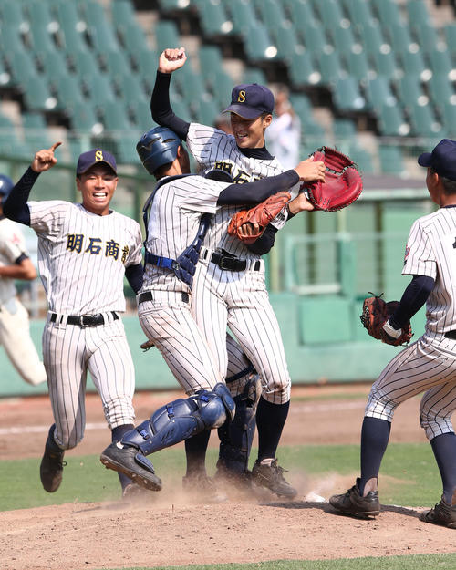 明石商対姫路工 初優勝を決め喜ぶ明石商ナイン(撮影・上山淳一)