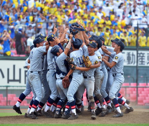 古川工対仙台育英 優勝を決めてマスクを突き上げて喜ぶ仙台育英・阿部らナイン(撮影・鎌田直秀)