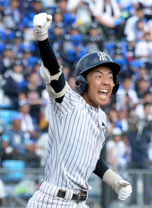 決勝戦の9回裏常葉大菊川2死満塁、遊撃強襲のサヨナラ打を放ち、ガッツポーズで一塁へ走る東