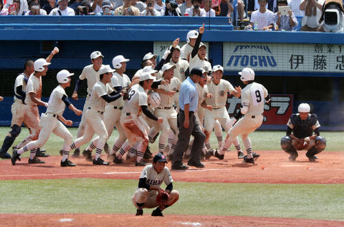 日大鶴ケ丘対日大三 9回裏日大三1死一塁、大塚 (9) のサヨナラ弾で甲子園出場を決め歓喜する日大三ナイン(撮影・宇治久裕)