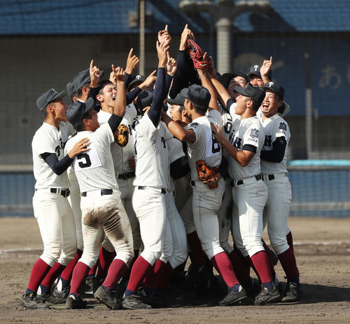 大院大高対大阪桐蔭 大院大高に勝利し甲子園出場を決め、マウンド上で歓喜する大阪桐蔭ナイン(撮影・前田充)