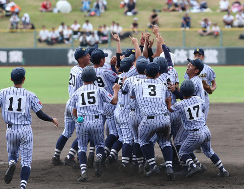 東海大星翔対熊本工 優勝した東海大星翔ナインは歓喜の表情を見せる(撮影・梅根麻紀)