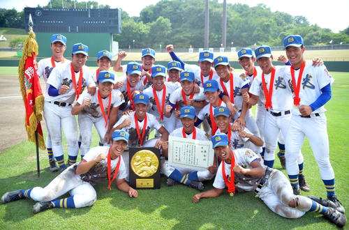 12連覇を達成し大喜びで記念写真に納まる聖光学院の選手たち(撮影・鎌田直秀)