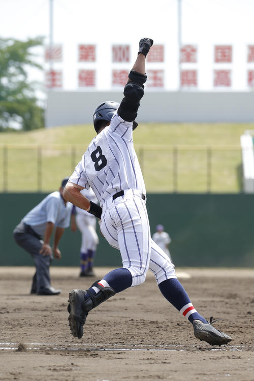 2回表浦和学院2死一、二塁、右越え3点本塁打を放ち一塁を走塁中にガッツポーズをする浦和学院・蛭間拓哉(撮影・河田真司)