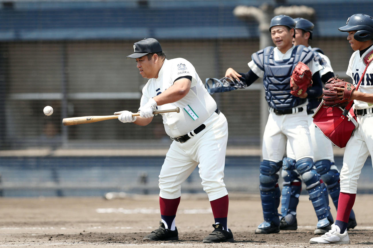 常翔学園対大阪桐蔭　試合前のシートノックでノッカーを務める大阪桐蔭・西谷監督（左）（撮影・前田充）
