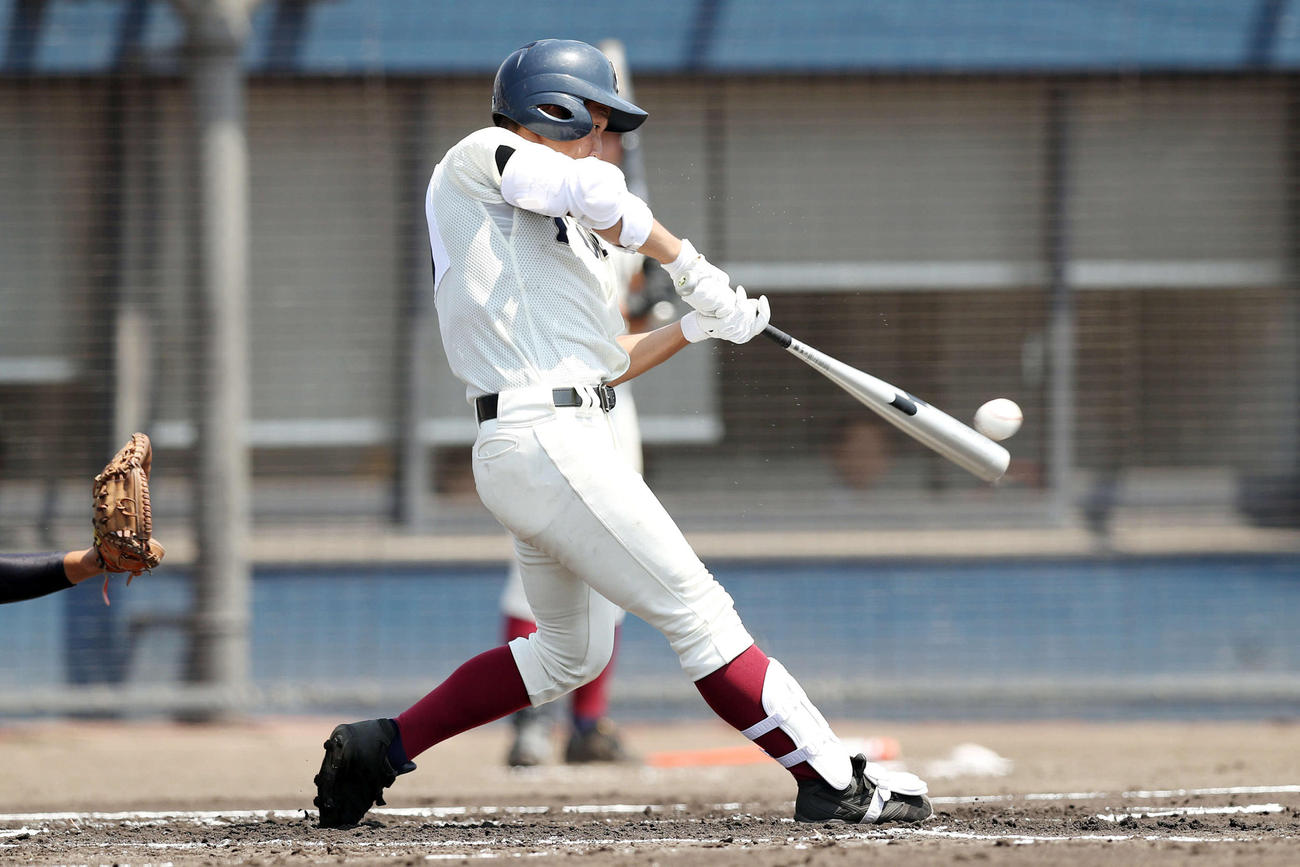 常翔学園対大阪桐蔭　１回裏大阪桐蔭１死一塁、右翼線に先制の適時三塁打を放つ中川（撮影・前田充）