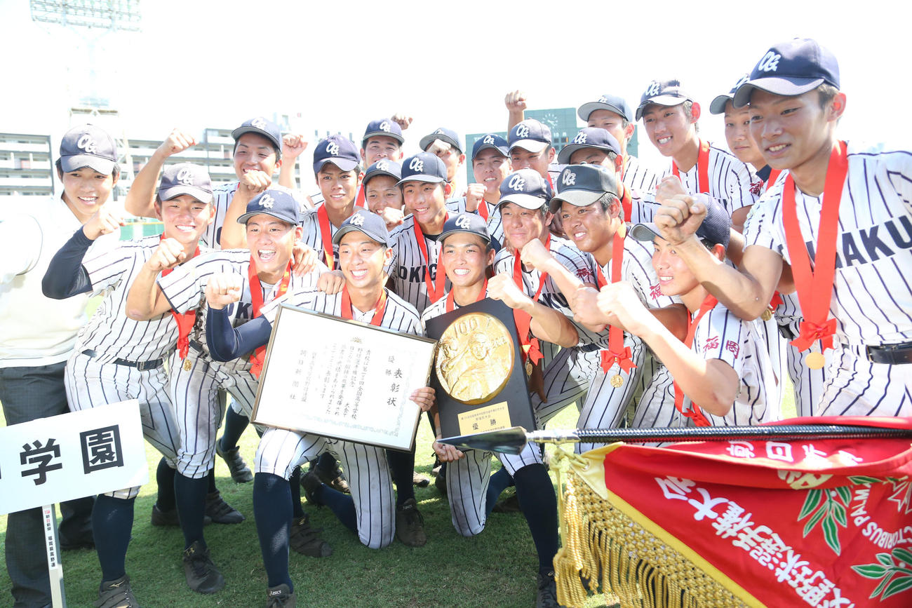 優勝した沖学園ナインは歓喜の表情でガッツポーズ（撮影・梅根麻紀）