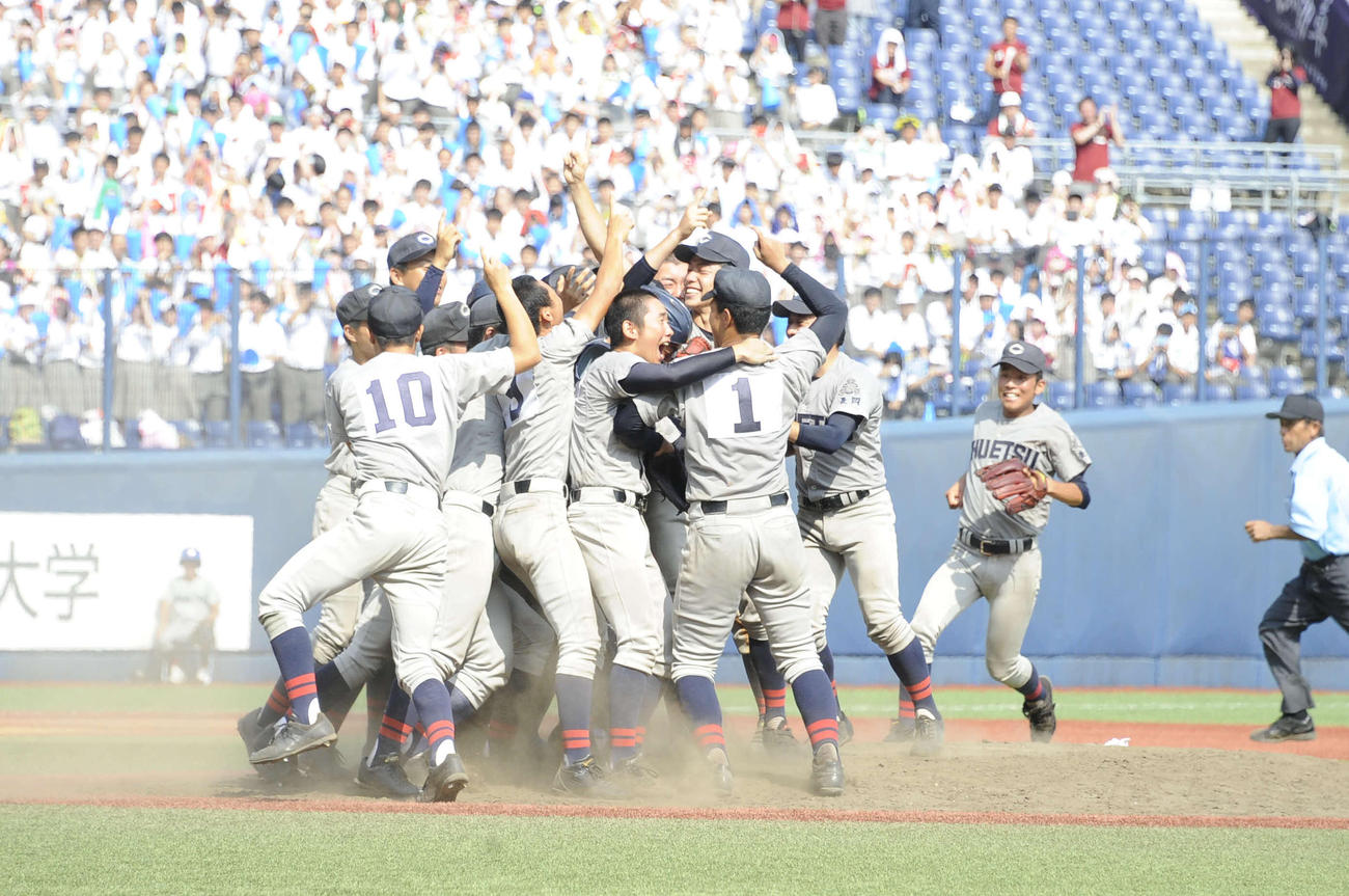 中越対新発田　優勝の瞬間、喜びを爆発させる中越ナイン
