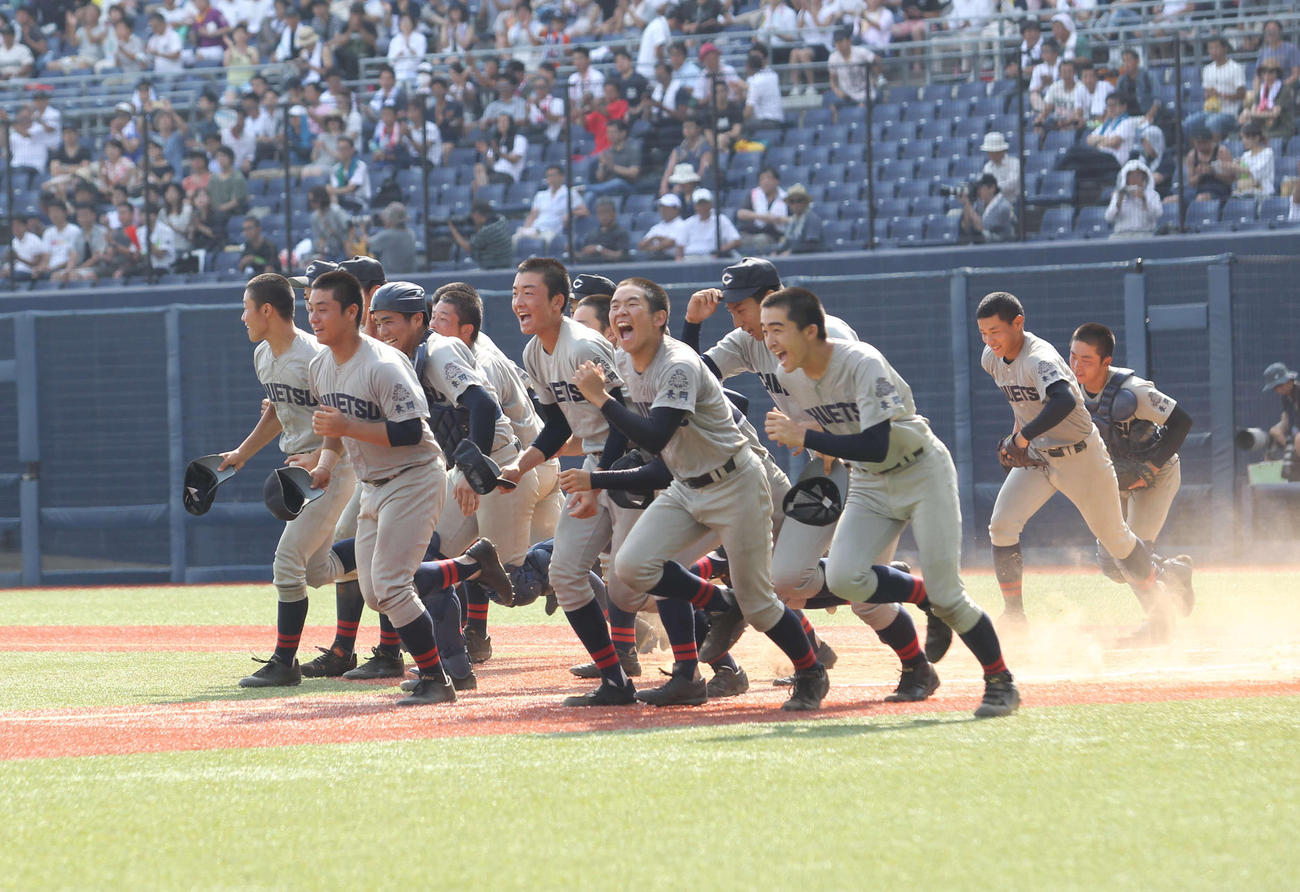 中越対新発田　応援スタンドに向かってダッシュする優勝した中越ナイン