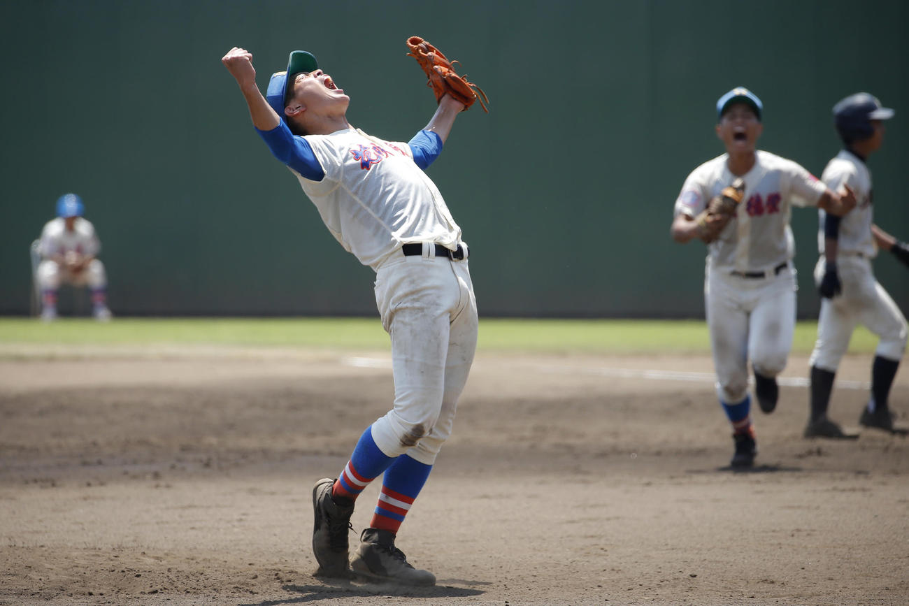 上尾対花咲徳栄　９回表上尾２死一塁、最終打者を三振で抑えガッツポーズで喜ぶ花咲徳栄・野村佑希（撮影・河田真司）