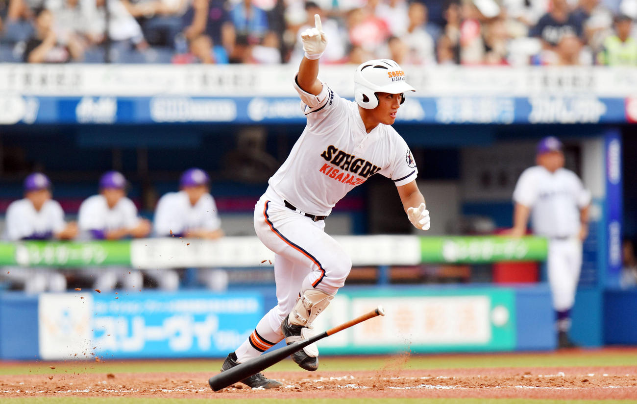 木更津総合対成田　５回表木更津総合１死三塁、右前適時打を放ちガッツポーズする野尻撮影・滝沢徹郎）