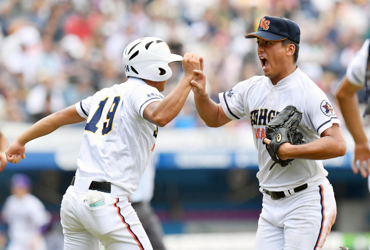 木更津総合対成田　　５回裏を投げ終えた木更津総合・野尻（右）は気合の入った表情でナインとタッチを交わす（撮影・滝沢徹郎）