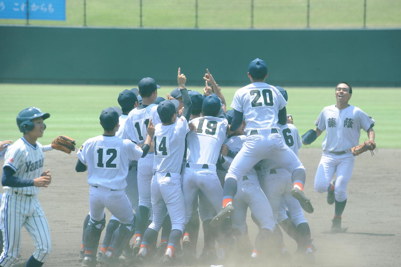 高校野球大分大会決勝　柳ケ浦対藤蔭　28年ぶり優勝を決めた藤蔭ナインが歓喜の輪をつくる（撮影・浦田由紀夫）＝2018年７月25日、別大興産スタジアム