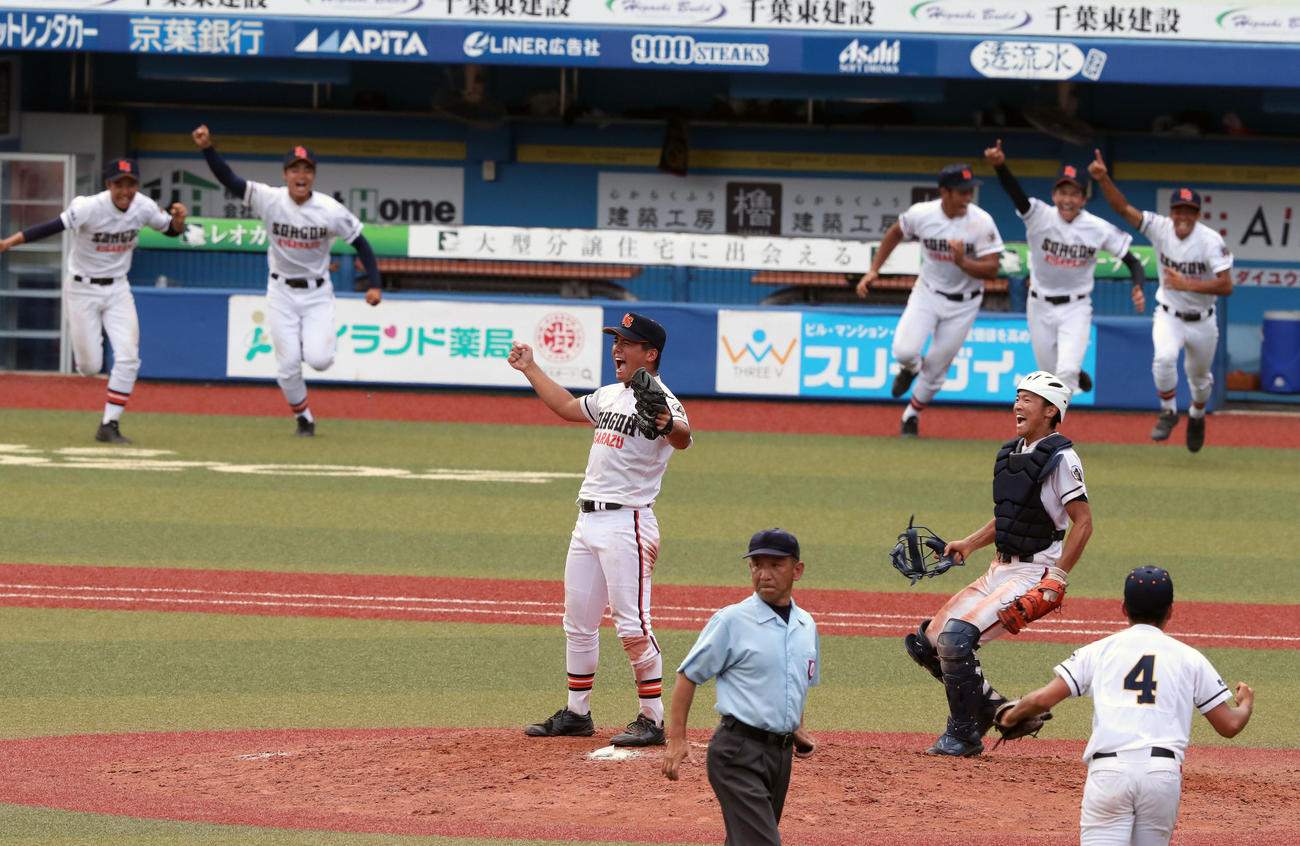 木更津総合対成田　３年連続優勝を決めマウンド上でガッツポーズする木更津総合・野尻（撮影・宇治久裕）