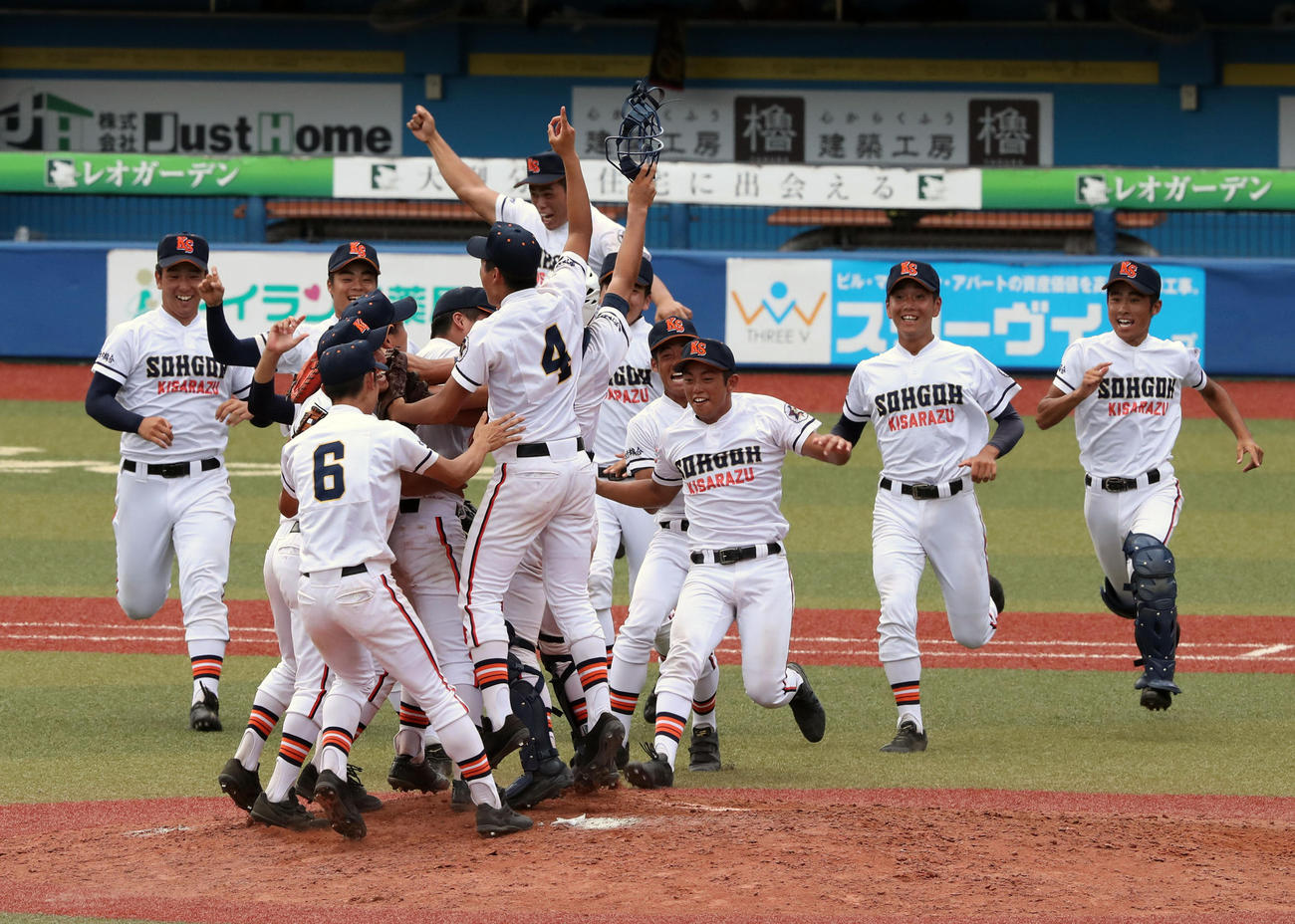 木更津総合対成田　３年連続優勝を決め歓喜する木更津総合ナイン（撮影・宇治久裕）