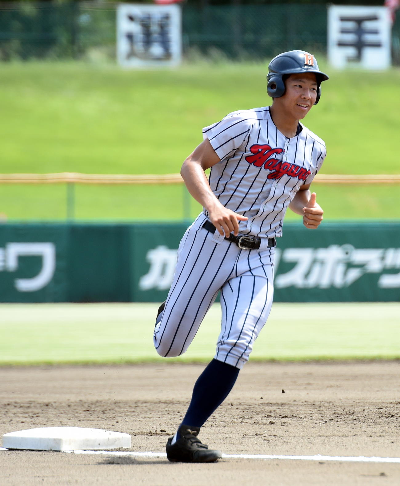 鶴岡東対羽黒　１回羽黒裏２死一塁、左越え２ランを放ち生還する羽黒・藤沼（撮影・高橋洋平）