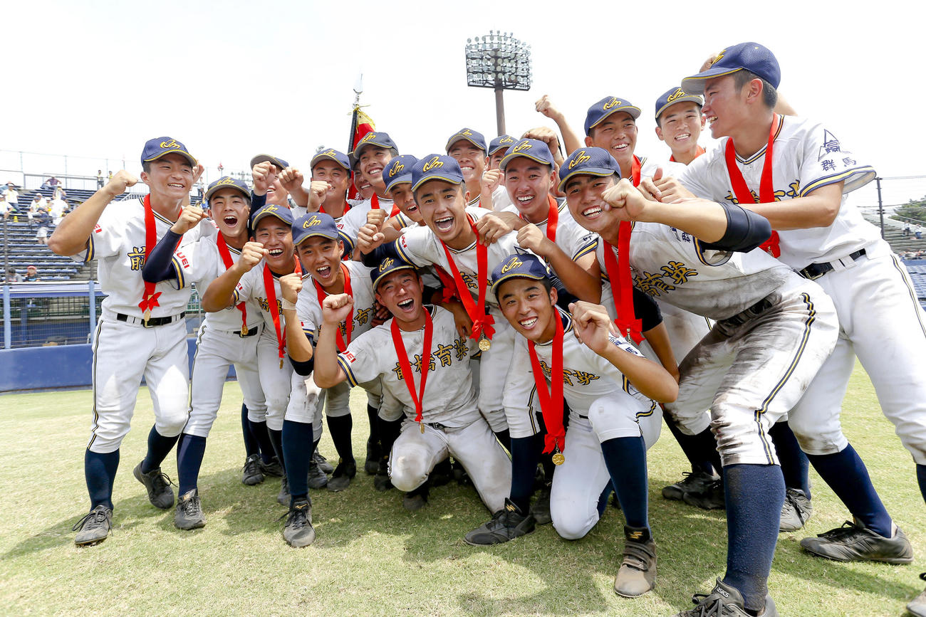 健大高崎対前橋育英 サヨナラ逆転勝利で甲子園出場を決め大喜びをする前橋育英ナイン（撮影・河田真司）