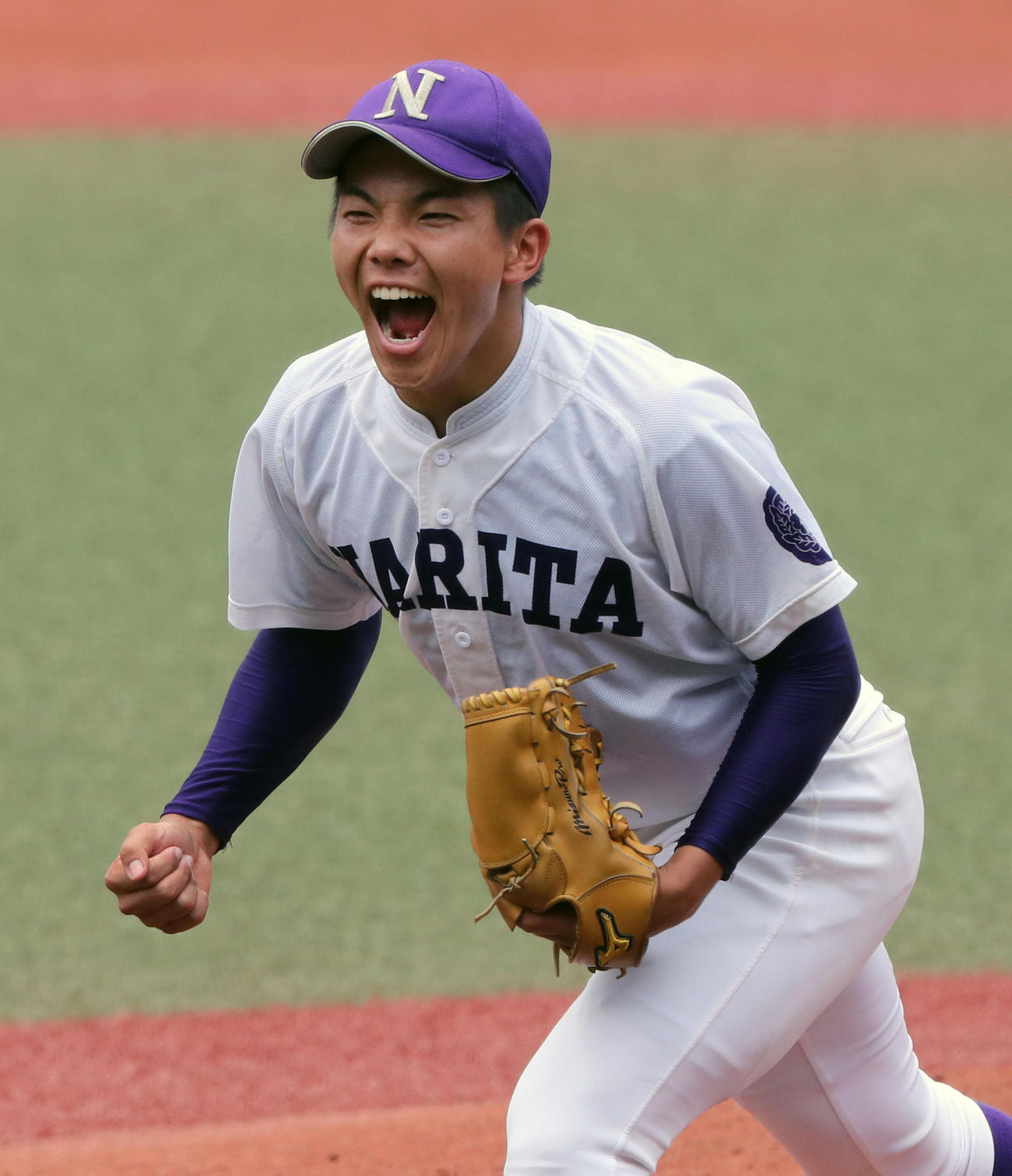 木更津総合対成田　初回を３者凡退に仕留めガッツポーズする成田先発の仲沢（撮影・宇治久裕）