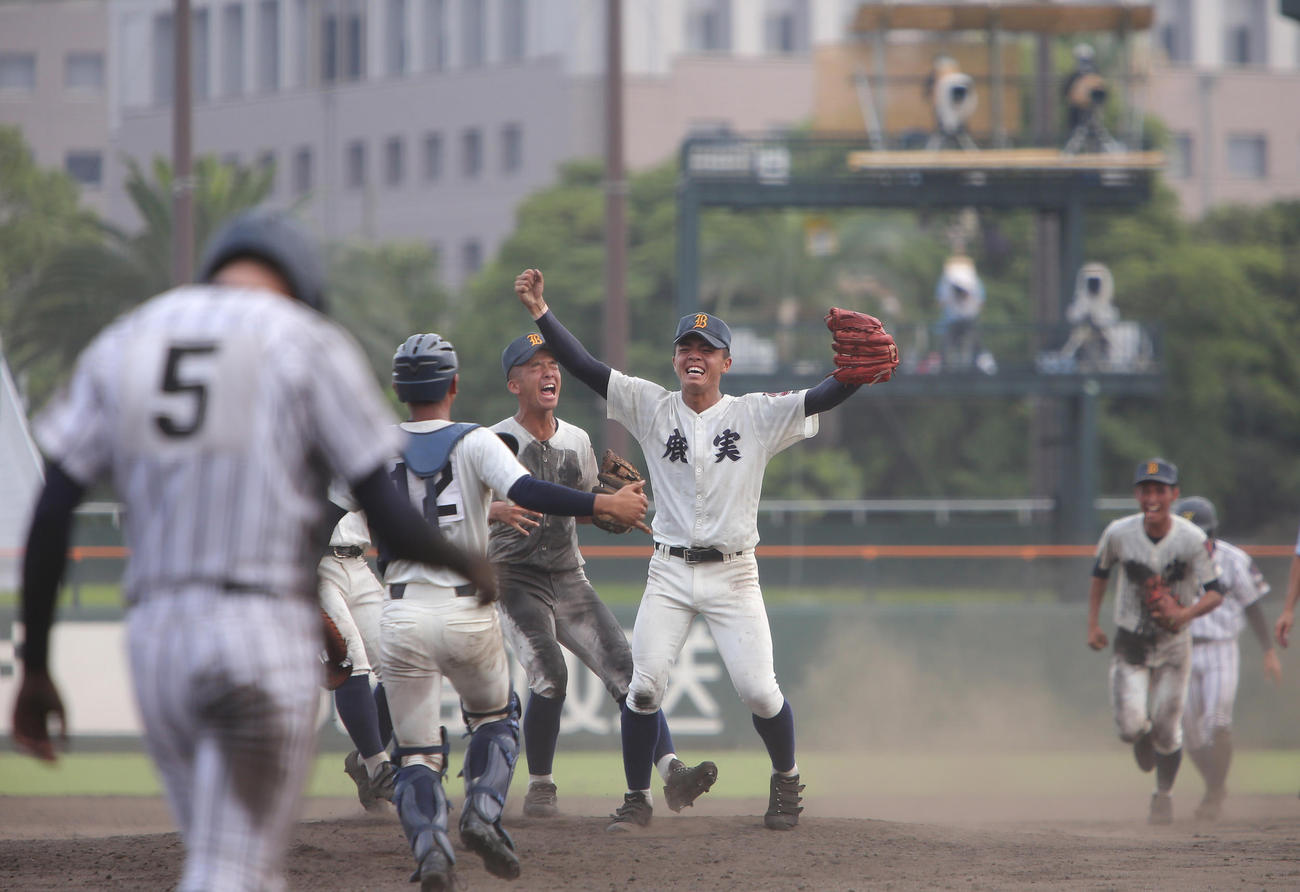 鹿児島実対鹿屋中央　エース吉村（中央）ら鹿児島実の選手は歓喜の表情（撮影・菊川光一）