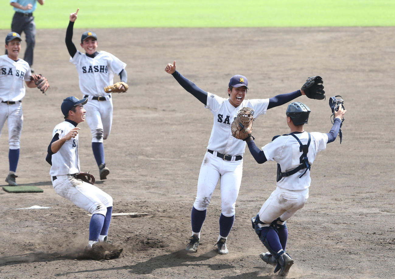 唐津商対佐賀商　佐賀商・木村は６安打２失点と好投、完投勝利、見事優勝を決めガッツポーズ（右から２人目）（撮影・梅根麻紀）