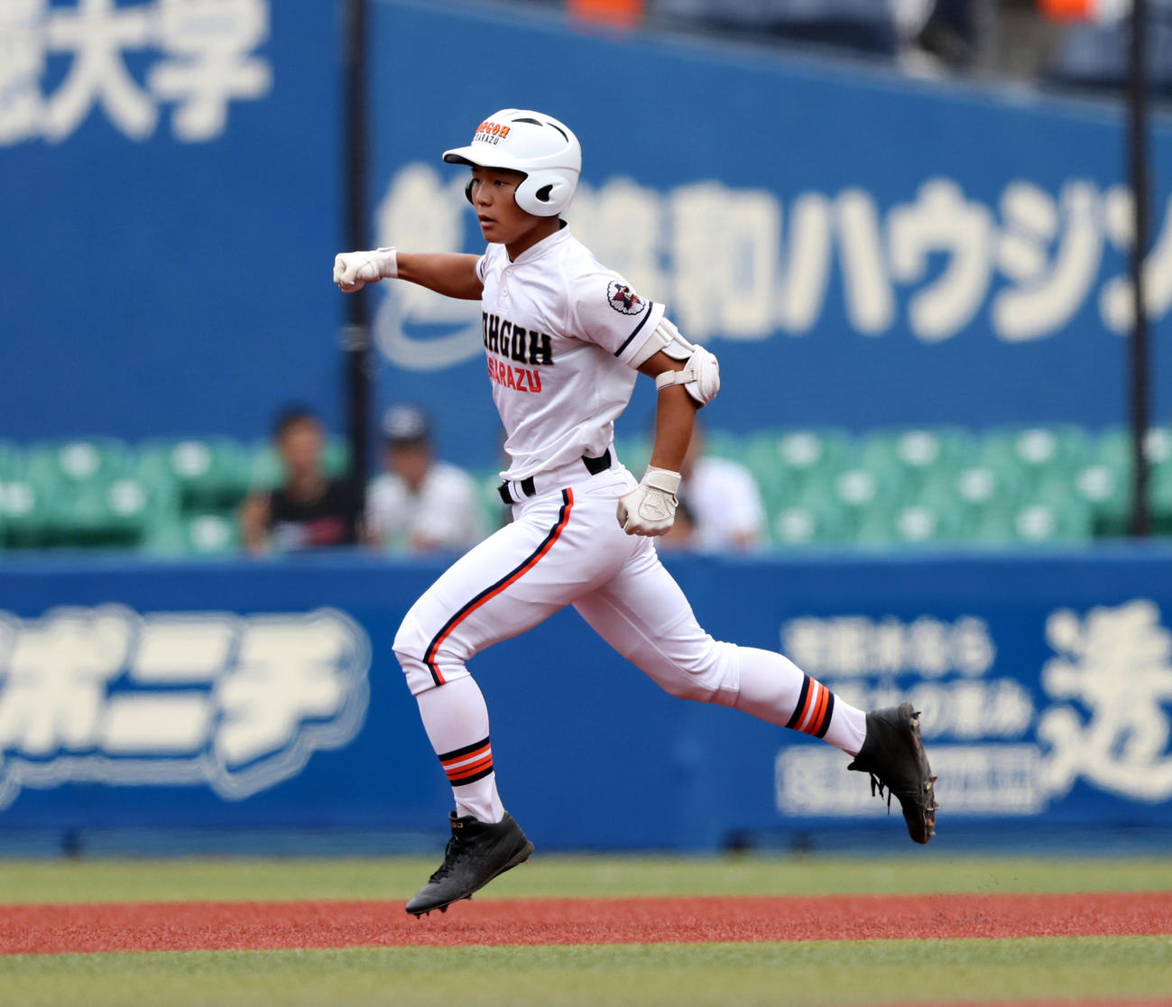 木更津総合対成田　２回表木更津総合１死二塁、左越えに逆転２点本塁打を放ちガッツポーズする太田（撮影・宇治久裕）