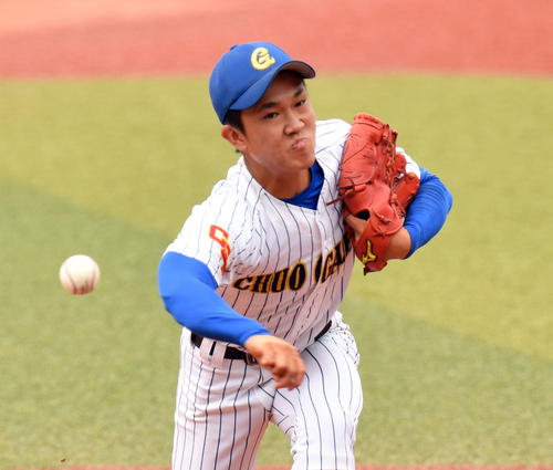 中央学院対東京学館浦安　中央学院先発で力投する西村（撮影・滝沢徹郎）