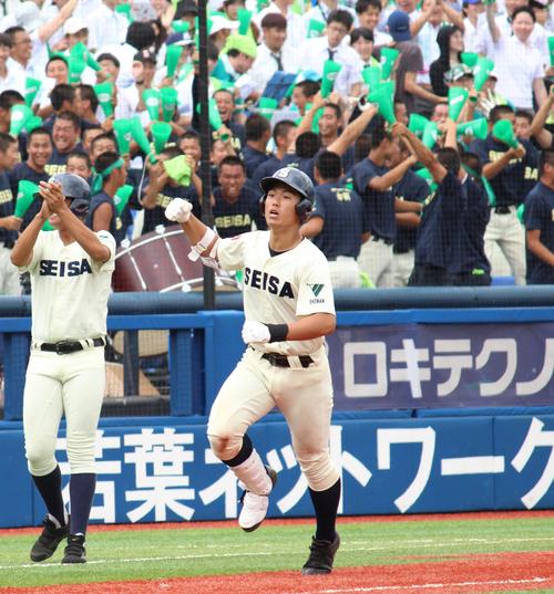 横浜対星槎国際湘南　１回裏星槎国際湘南１死一、二塁、バックスクリーン横へ本塁打を放ちガッツポーズの松下内野手（撮影・保坂恭子）