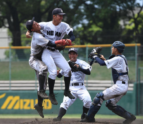 甲子園出場を決め跳び上がって喜ぶ小寺智也（左から２人目）ら龍谷大平安ナイン（撮影・渦原淳）